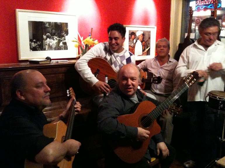 Salsa mit der Salsaband "Tumbao" (Sergio Mansilla, Kai Heumann, Marco Anchieta, Jorge Anchieta, Jorge Oliva) vor der roten Wand im Café Esperanza